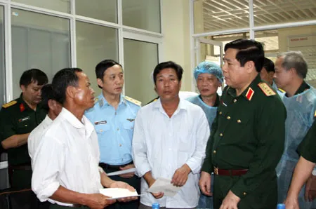Đại tướng Phùng Quang Thanh động viên, chia sẻ với gia đình các đồng chí bị thương.