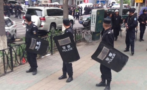 Tân Cương, Trung Quốc, tự trị, khủng bố, Bắc Kinh, chuyển lửa ra ngoài, đạo Hồi, bạo loạn, Duy Ngô Nhĩ