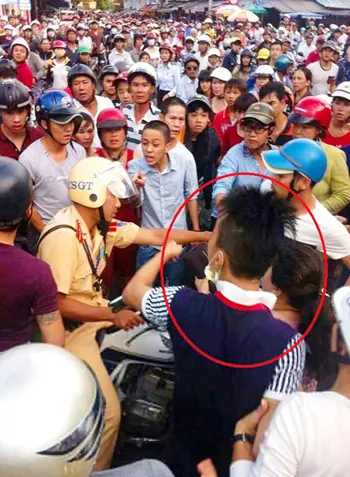 Bản giải trình của chiến sĩ CSGT bị hàng trăm người dân bao vây đòi đánh ảnh 1 Bản giải trình của chiến sĩ CSGT bị hàng trăm người dân bao vây đòi đánh ảnh 1