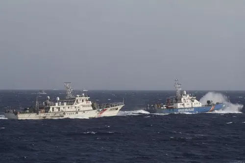 Phóng viên Mỹ vạch trần sự hung tợn của tàu Trung Quốc tại nơi đặt giàn khoan ảnh 1