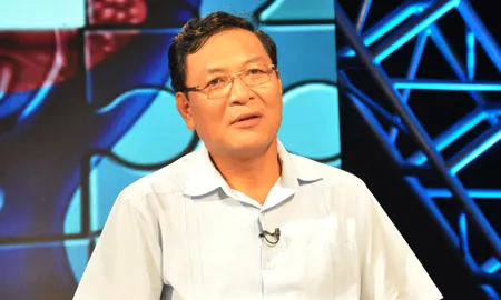Bộ trưởng Giáo dục giải toán “đầu cừu, đuôi thuyền trưởng” ảnh 2 Bộ trưởng Bộ GD-ĐT Phạm Vũ Luận (bên phải) và GS Nguyễn Lân Dũng tại buổi đối thoại.