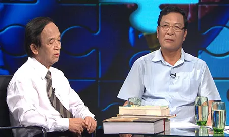 Bộ trưởng Giáo dục giải toán “đầu cừu, đuôi thuyền trưởng” ảnh 1 Bộ trưởng Bộ GD-ĐT Phạm Vũ Luận (bên phải) và GS Nguyễn Lân Dũng tại buổi đối thoại.