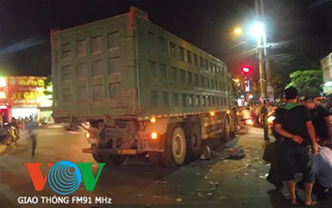 Va chạm rồi ngã xe giữa phố, hai chị em bị xe tải cán chết ảnh 1 Va chạm rồi ngã xe giữa phố, hai chị em bị xe tải cán chết ảnh 1
