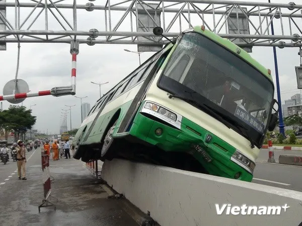 TP.HCM: Xe buýt “làm xiếc” trên dải phân cách, hành khách hoảng loạn ảnh 1