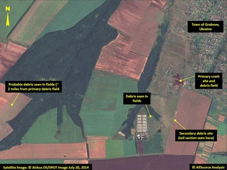 Thảm họa MH17 nhìn từ vệ tinh ảnh 6 Các mảnh vỡ có thể thấy nằm rải rác trên các cánh đồng cách địa điểm rơi chính tới 3,2km.