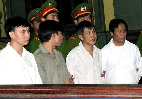 Nhận lệnh của Luân "Con" (thứ hai từ trái qua), Việt cùng đàn em đâm chết ông Sỹ. Ảnh:Hải Duyên dung-ha-1-1349673483-480x0-8177-14059982