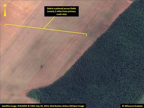 Thảm họa MH17 nhìn từ vệ tinh ảnh 7 Các mảnh vỡ có thể thấy nằm rải rác trên các cánh đồng cách địa điểm rơi chính tới 3,2km.