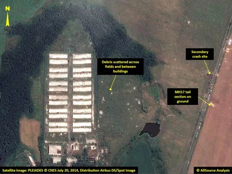 Thảm họa MH17 nhìn từ vệ tinh ảnh 5 Các mảnh vỡ có thể thấy nằm rải rác trên các cánh đồng cách địa điểm rơi chính tới 3,2km.