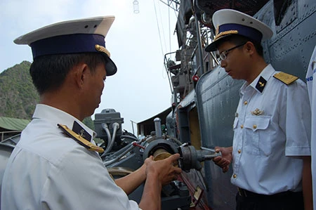 Các tàu thuộc Hải đội 4 (Vùng 1 Hải quân) luôn bảo đảm tốt công tác huấn luyện sẵn sàng chiến đấu. Công tác bảo đảm kỹ thuật cũng là vấn đề luôn được cán bộ, chiến sĩ Hải đội 4 thường xuyên chú trọng. Trên Quân cảng Lữ đoàn 170 Vùng 1 Hải Quân. Cán bộ, chiến sĩ Hải đội 135 anh hùng (tiền thân của Tiểu đoàn 135 có lực lượng tham gia đánh đuổi tàu Ma-đốc xâm phạm chủ quyền vùng biển miền Bắc ngày 2-8-1964, góp phần làm nên chiến thắng trận đầu của Hải quân nhân dân Việt Nam) luyện tập các phương án chiến đấu. Đại tá Nguyễn Đăng Đại, Chính ủy Lữ đoàn 170 (ngoài cùng bên phải) rút kinh nghiệm công tác huấn luyện với cán bộ, chiến sĩ Hải đội 135. Bảo dưỡng vũ khí, trang bị kỹ thuật.