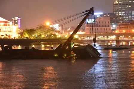 Chìm sà lan trên sông Sài Gòn, đe dọa hầm Thủ Thiêm ảnh 11 Đến 20h tối cùng ngày, một phần chiếc sà lan đã nhô lên khỏi mặt nước.