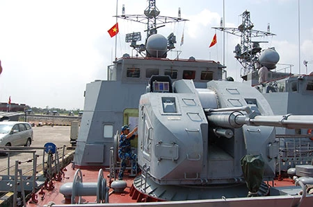 Các tàu thuộc Hải đội 4 (Vùng 1 Hải quân) luôn bảo đảm tốt công tác huấn luyện sẵn sàng chiến đấu. Công tác bảo đảm kỹ thuật cũng là vấn đề luôn được cán bộ, chiến sĩ Hải đội 4 thường xuyên chú trọng. Trên Quân cảng Lữ đoàn 170 Vùng 1 Hải Quân. Cán bộ, chiến sĩ Hải đội 135 anh hùng (tiền thân của Tiểu đoàn 135 có lực lượng tham gia đánh đuổi tàu Ma-đốc xâm phạm chủ quyền vùng biển miền Bắc ngày 2-8-1964, góp phần làm nên chiến thắng trận đầu của Hải quân nhân dân Việt Nam) luyện tập các phương án chiến đấu. Đại tá Nguyễn Đăng Đại, Chính ủy Lữ đoàn 170 (ngoài cùng bên phải) rút kinh nghiệm công tác huấn luyện với cán bộ, chiến sĩ Hải đội 135. Bảo dưỡng vũ khí, trang bị kỹ thuật.