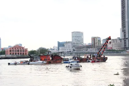 Hiện trường vụ sà lan chìm trên sông Sài Gòn nhìn từ hai phía