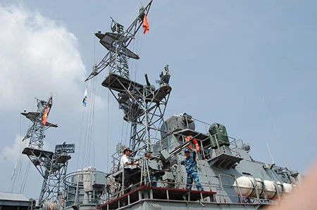 Các tàu thuộc Hải đội 4 (Vùng 1 Hải quân) luôn bảo đảm tốt công tác huấn luyện sẵn sàng chiến đấu. Công tác bảo đảm kỹ thuật cũng là vấn đề luôn được cán bộ, chiến sĩ Hải đội 4 thường xuyên chú trọng. Trên Quân cảng Lữ đoàn 170 Vùng 1 Hải Quân. Cán bộ, chiến sĩ Hải đội 135 anh hùng (tiền thân của Tiểu đoàn 135 có lực lượng tham gia đánh đuổi tàu Ma-đốc xâm phạm chủ quyền vùng biển miền Bắc ngày 2-8-1964, góp phần làm nên chiến thắng trận đầu của Hải quân nhân dân Việt Nam) luyện tập các phương án chiến đấu. Đại tá Nguyễn Đăng Đại, Chính ủy Lữ đoàn 170 (ngoài cùng bên phải) rút kinh nghiệm công tác huấn luyện với cán bộ, chiến sĩ Hải đội 135. Bảo dưỡng vũ khí, trang bị kỹ thuật.