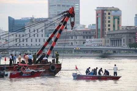 Chìm sà lan trên sông Sài Gòn, đe dọa hầm Thủ Thiêm ảnh 8 Một cần cẩu được đưa đến hiện trường để trục vớt sà lan