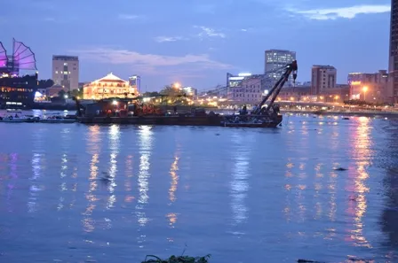 Chìm sà lan trên sông Sài Gòn, đe dọa hầm Thủ Thiêm ảnh 3 Vị trí sà lan chìm ngay sát với thân hầm vượt sông Sài Gòn