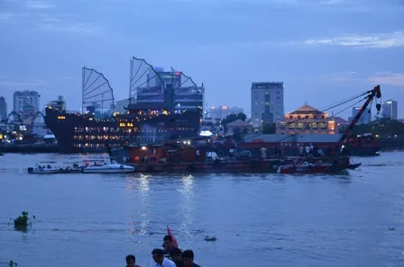 Hiện trường vụ chìm sà lan trên sông Sài Gòn
