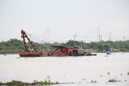 Hiện trường vụ sà lan chìm trên sông Sài Gòn nhìn từ hai phía