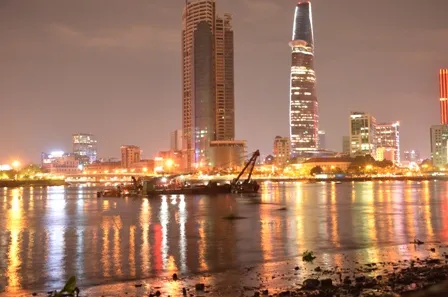 Chìm sà lan trên sông Sài Gòn, đe dọa hầm Thủ Thiêm ảnh 9 Một cần cẩu được đưa đến hiện trường để trục vớt sà lan