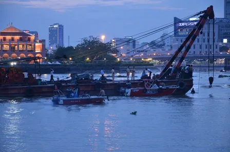 Chìm sà lan trên sông Sài Gòn, đe dọa hầm Thủ Thiêm ảnh 2 Hiện trường vụ chìm sà lan trên sông Sài Gòn