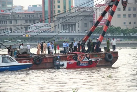 Chìm sà lan trên sông Sài Gòn, đe dọa hầm Thủ Thiêm ảnh 7 Ngay sau khi xảy ra sự cố, các lực lượng chức năng TPHCM đã có mặt để xử lý