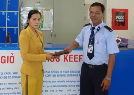 Anh Xê hồi trả tài sản cho chị Phượng, khách hàng đánh rơi chiếc ví với tài sản gần 100 triệu đồng