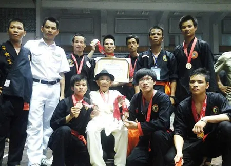 Võ sư chụp ảnh cùng các môn sinh.