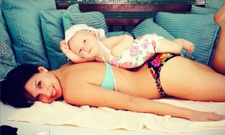 Người đẹp 30 tuổi đọc báo và sưởi nắng theo phong cách riêng.