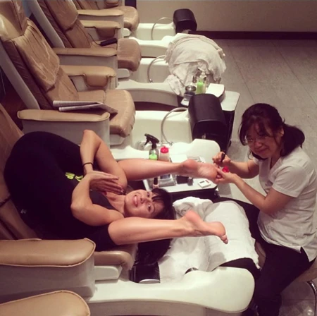 Đến tiệm làm móng, Hilaria cũng không quên tập luyện, chụp ảnh và đưa lên trang cá nhân