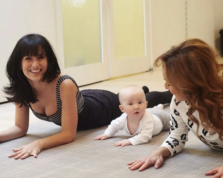 Hilari xuống cầu thang cũng không giống một người bình thường