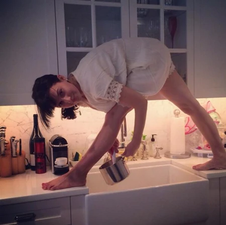 Cả gia đình Hilari và Alec cùng tập yoga thật vui vẻ