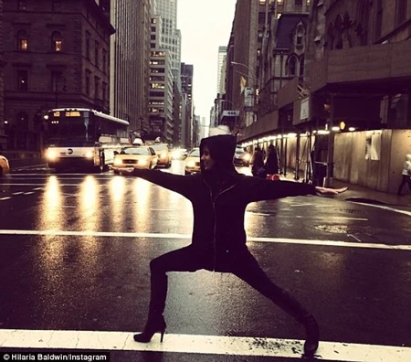 Hilaria có thể tập yoga ngay giữa phố và trên đôi giày cao gót