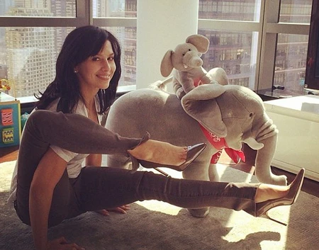 Đến tiệm làm móng, Hilaria cũng không quên tập luyện, chụp ảnh và đưa lên trang cá nhân