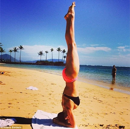 Hilari xuống cầu thang cũng không giống một người bình thường