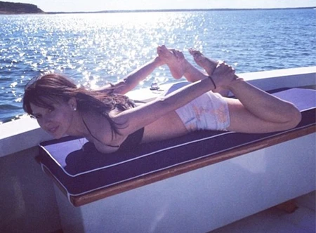 Những bức ảnh tập yoga tuyệt đẹp của vợ sao Hollywood