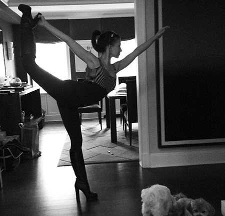 Nhà riêng là một trong những nơi mà Hilaria thích tập yoga nhất.