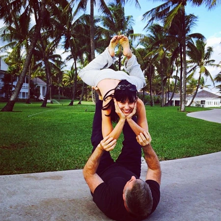 Alec cũng bị vợ lôi kéo để tập yoga cùng cô