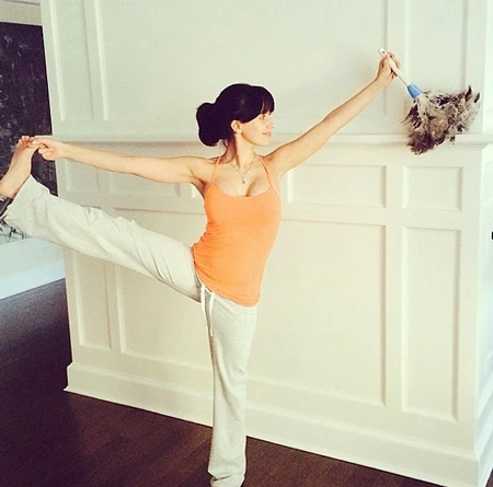 Hilari xuống cầu thang cũng không giống một người bình thường