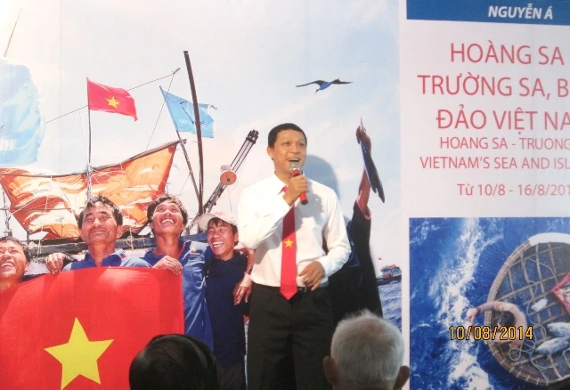 Nguyễn Á ra mắt sách ảnh Hoàng Sa-Trường Sa, biển đảo Việt Nam ảnh 1