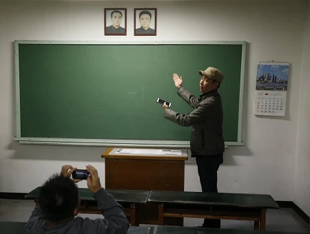 Du khách kéo nhau đến thăm “nơi đáng sợ nhất thế giới” ảnh 5 Một phòng học ở Triều Tiên