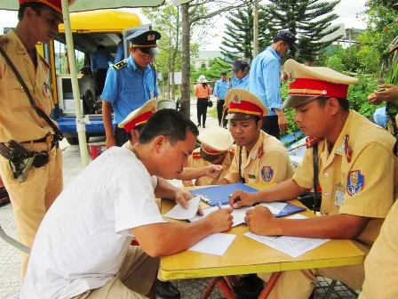 CSGT tỉnh Thừa Thiên Huế lập biên bản vi phạm với các tài xế