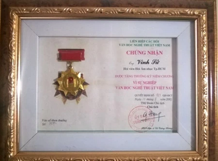 Cuộc sống cơ cực của “ông vua nhạc sến” Vinh Sử ảnh 4 Kỷ niệm chương do Hội âm nhạc TPHCM trao tặng cho nhạc sĩ Vinh Sử