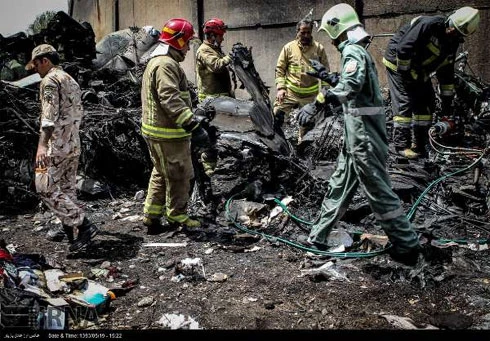 Hình ảnh thảm khốc hiện trường vụ rơi máy bay Iran-140 ảnh 10