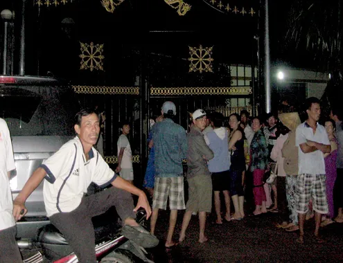 Người dân xôn xaotrước cái chết thương tâm của vợ chồng ông Sanh. Ảnh: Trọng Vy. 10-8-Anh-1-Hai-vo-chong-tu-nan-1835-1407