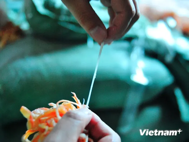 Bắt giữ gần hai tấn mực khô TQ đốt thì khét lẹt, ngâm nước lại co dãn như cao su ảnh 2