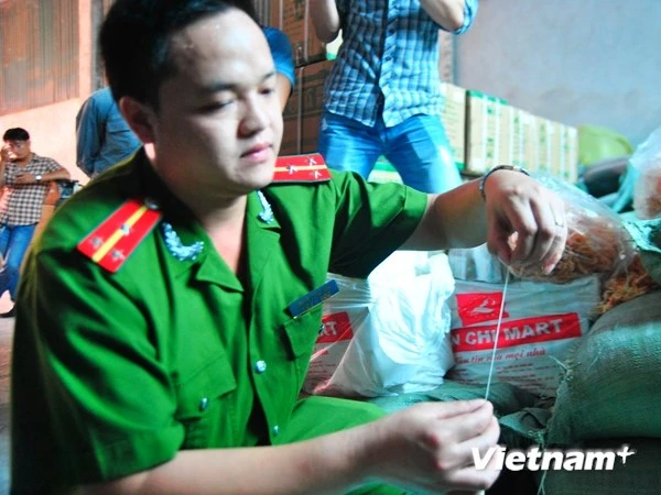 Cận cảnh gần 2 tấn mực khô cháy thì khét lẹt, nhúng nước thì co dãn như cao su ảnh 3