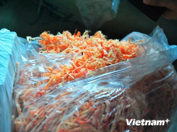 Cận cảnh gần 2 tấn mực khô cháy thì khét lẹt, nhúng nước thì co dãn như cao su ảnh 6