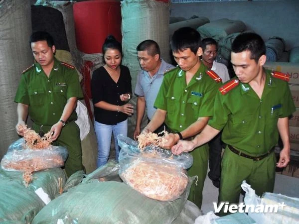 Cận cảnh gần 2 tấn mực khô cháy thì khét lẹt, nhúng nước thì co dãn như cao su ảnh 2