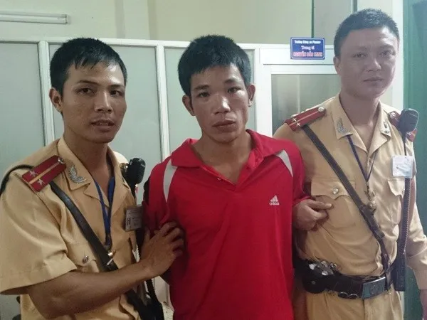 Cảnh sát giao thông Hà Nội bắt nóng kẻ cướp giật trên phố ảnh 1