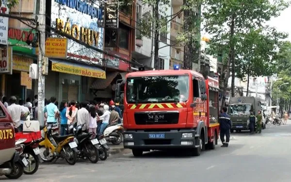 Khu vui chơi điện tử bốc cháy, 1 người bị thương ảnh 1 Khu vui chơi điện tử bốc cháy, 1 người bị thương ảnh 1