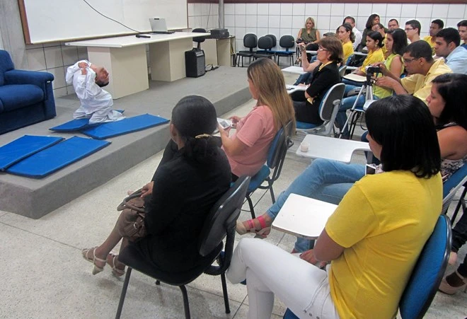 Cảm phục nghị lực của người đàn ông có dị tật đầu lộn ngược ảnh 2